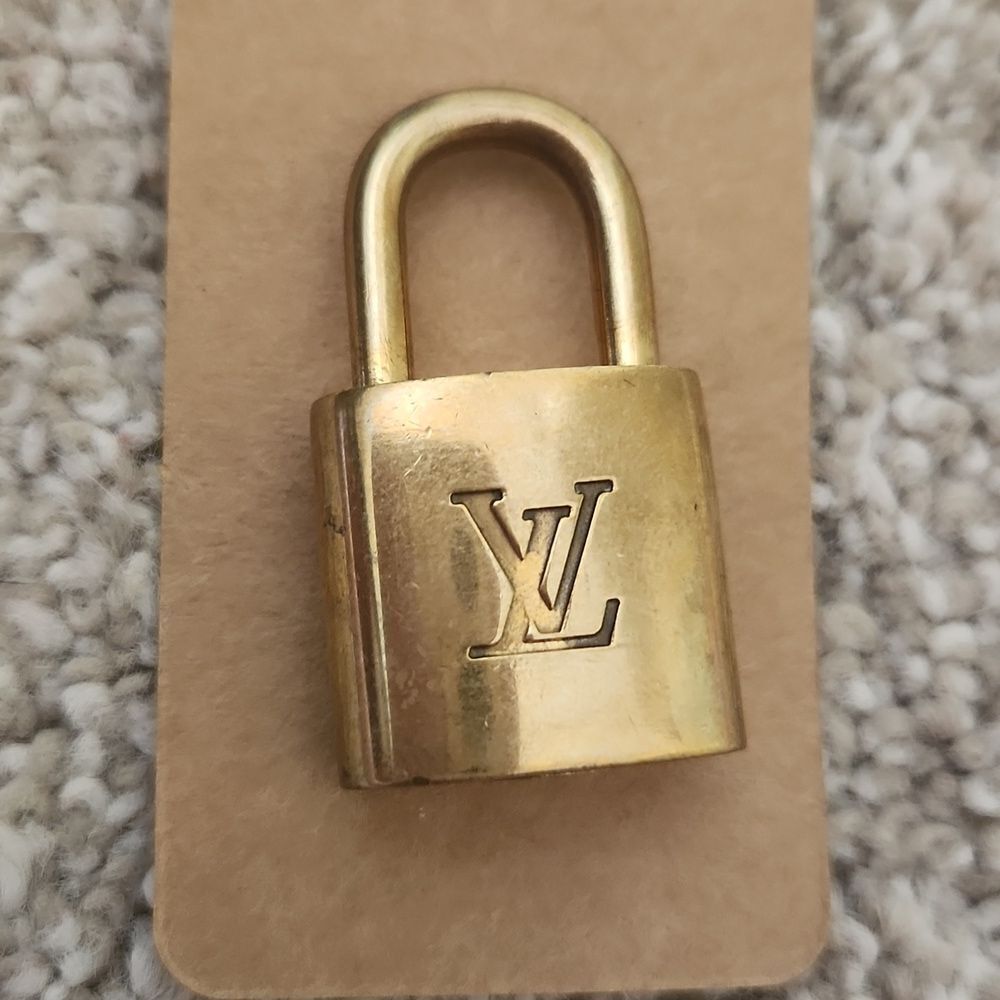 Louie Vuitton Lock 302 - Picture 3 of 4